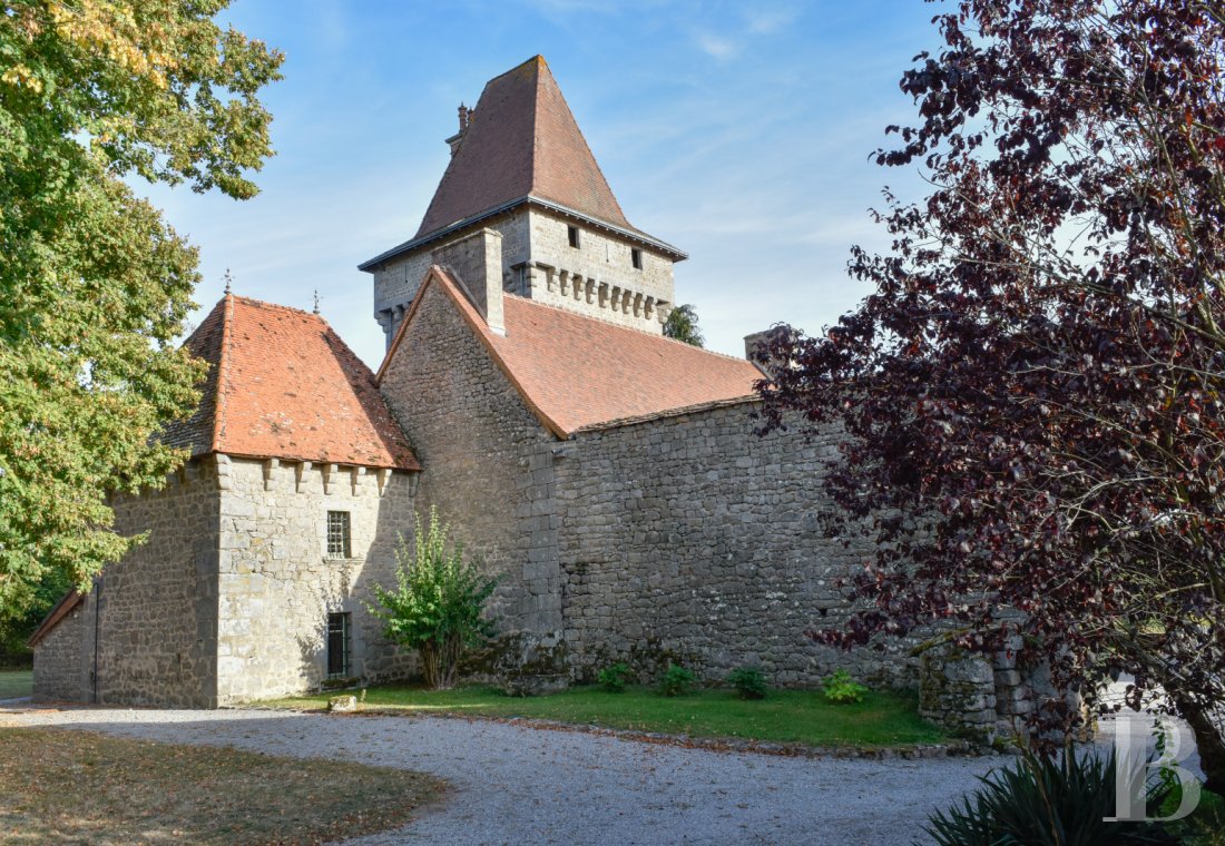 En Limousin, dans le sud-est de la Creuse et à proximité d’Aubusson, un logis indépendant du 17e siècle au centre d’une place forte médiévale,  - photo  n°34